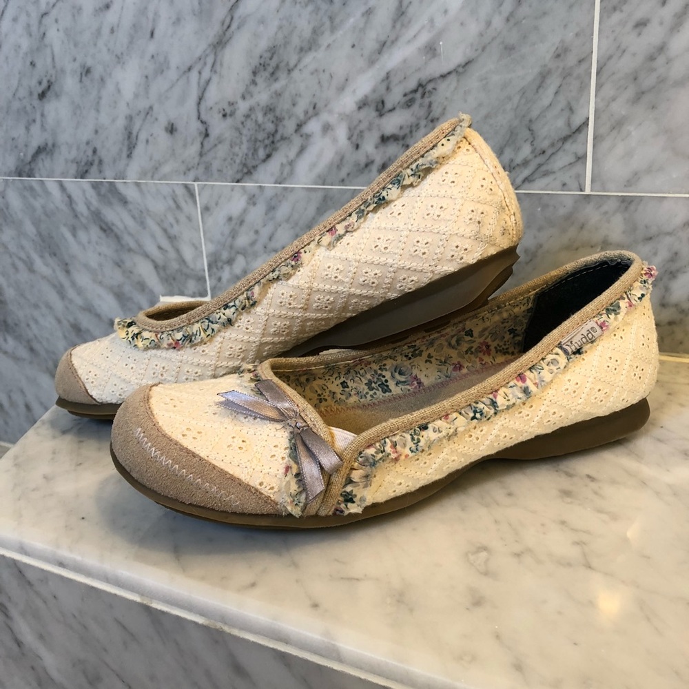 MUDD Ruler Floral Flats, Size US 10
